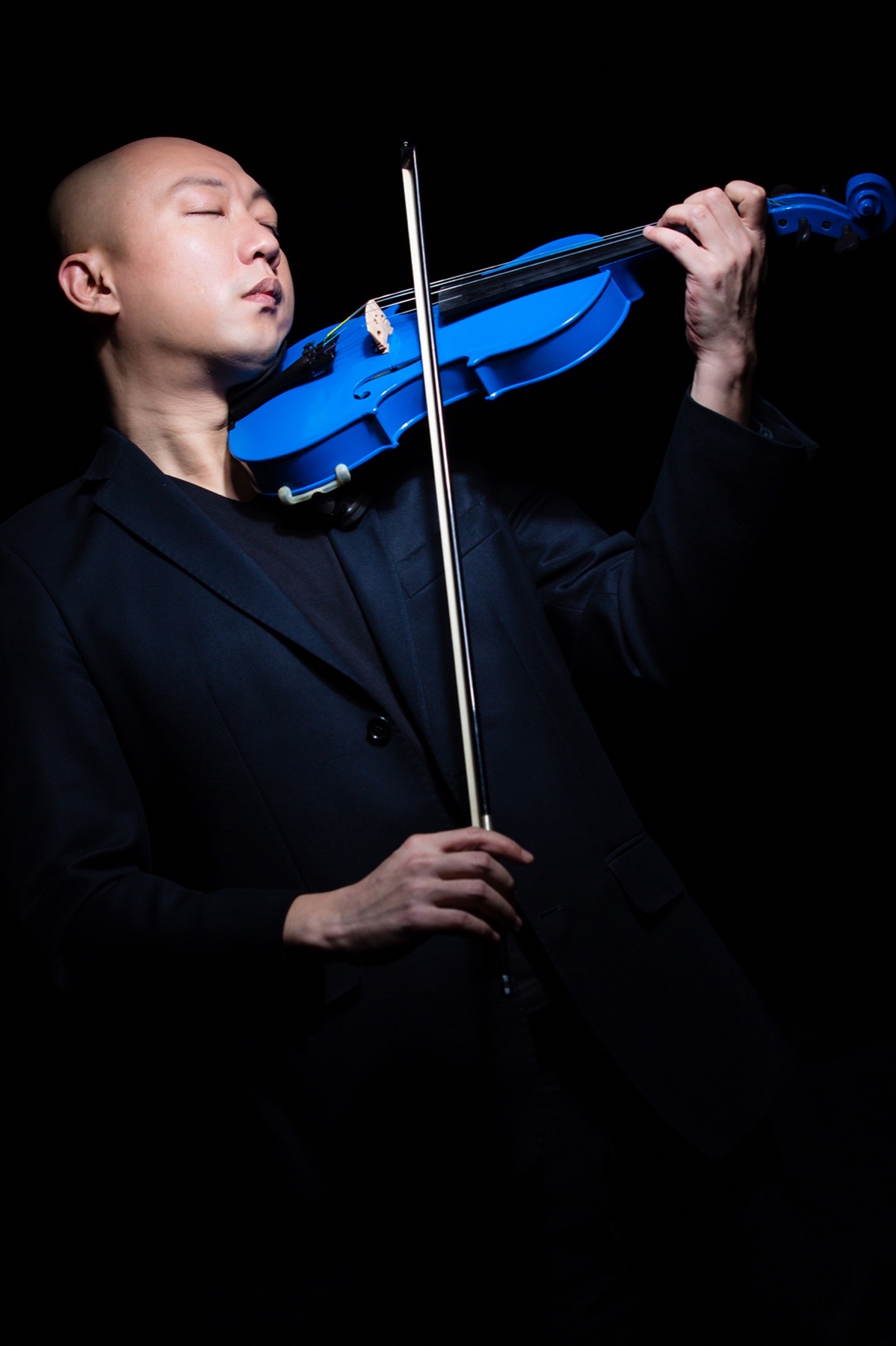 Han Oh 使用蓝色电声弦乐器演奏