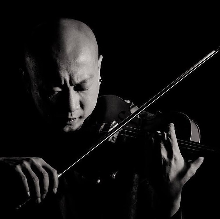 Han Oh performing on viola